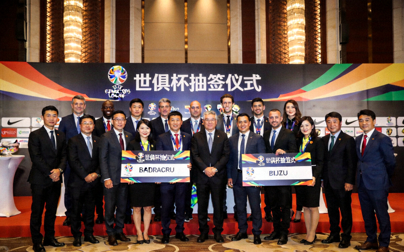 世俱杯参赛球队代表在抽签仪式现场合影留念